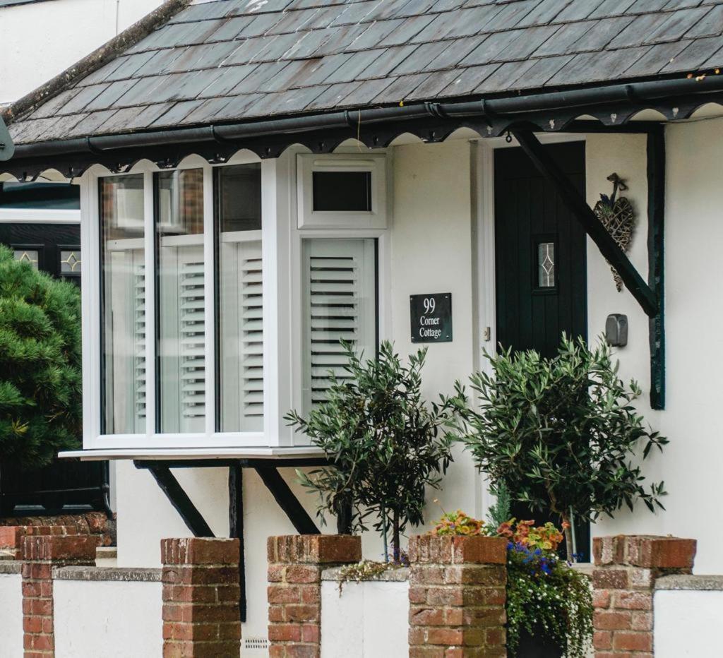 Corner Cottage - Character, Charm, Great Location. Рингвуд Экстерьер фото
