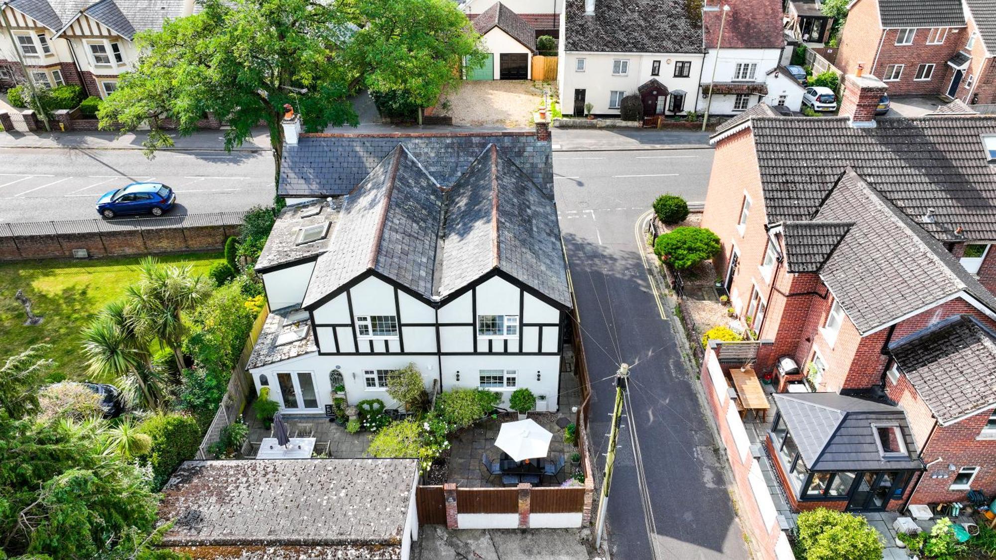 Corner Cottage - Character, Charm, Great Location. Рингвуд Экстерьер фото